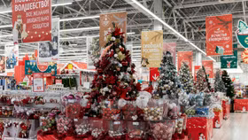 Một loạt các gian hàng bán đồ trang trí Giáng sinh tại Mỹ