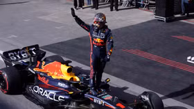 Tay đua Max Verstappen của đội Red Bull ăn mừng sau khi vô địch Grand Prix Brazil vào ngày 5/11/2023