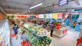 Khách hàng mua sắm tại siêu thị Winmart