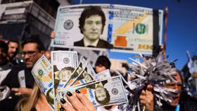 Những người ủng hộ ứng cử viên tổng thống Argentina Javier Milei cầm những tờ đô la có hình ông trong một cuộc vận động tranh cử