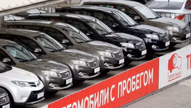 Những chiếc xe Toyota cũ được bày bán tại một đại lý ở Moscow, Nga