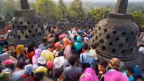 Ngôi đền Borobudur tại Indonesia chật cứng khách du lịch