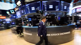 Phố Wall giảm điểm, giá dầu tăng mạnh hơn 2%