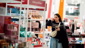 Một người mua sắm tại chuỗi siêu thị Target, Mỹ