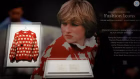 Hình ảnh chiếc áo len "black sheep" được trưng bày tại Sotheby's