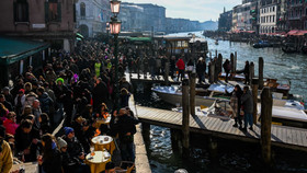 Tình trạng đông đúc tại The Grand Canal trong thời điểm Lễ hội Venice ngày 11/2/2023