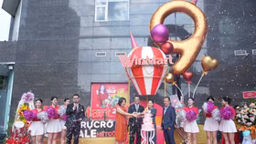 Điểm nhấn của sự kiện là mô hình số 9 tại WinMart Thăng Long tượng trưng cho 9 năm phụng sự khách hàng