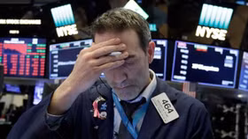 Một trader làm việc tại Sàn giao dịch chứng khoán New York (NYSE)