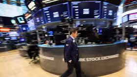 Chứng khoán Mỹ giảm điểm, giá dầu tăng 1% 