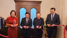 Lễ cắt băng khai trương Văn phòng trưng bày sản phẩm hàng hoá Việt Nam