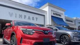 Xe điện VinFast được trưng bày tại một cửa hàng ở Los Angeles, Mỹ