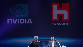 Chủ tịch Foxconn Liu Young-way và Giám đốc điều hành Nvidia Corp Jensen Huang phát biểu trong "Ngày công nghệ" của Foxconn tại Đài Bắc (Đài Loan)