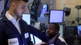 Chứng khoán Mỹ tăng nhẹ, giá dầu chạm mốc cao nhất trong 2 tuần