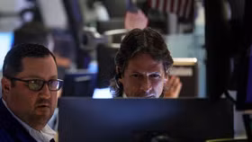 Các trader làm việc tại Sàn giao dịch chứng khoán New York (NYSE)