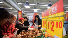 Người dân mua sắm tại một siêu thị ở Thượng Hải, Trung Quốc