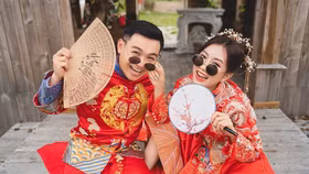 Một cặp đôi chụp ảnh cưới trong bộ trang phục truyền thống của Trung Quốc