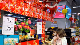 Nhiều mẫu bánh trung thu đa dạng được bày bán tại hệ thống Winmart/Winmart+