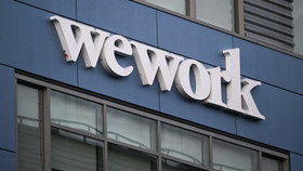 Logo WeWork bên ngoài một tòa nhà văn phòng ở Los Angeles, California