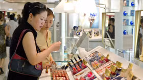 Kinh tế buồn và người Trung Quốc hướng nội, các thương hiệu mỹ phẩm quốc tế lao đao tại thị trường tỷ dân