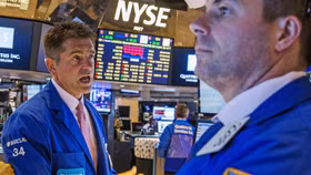 Phố Wall giảm điểm, giá dầu rời khỏi đỉnh 119 USD