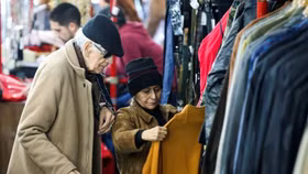 Người mua sắm ở các hiệu đồ cũ tại thủ đô Buenos Aires