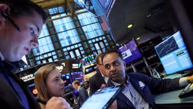 Phố Wall giảm sâu sau tin lãi suất, giá dầu vượt ngưỡng 110 USD/thùng 