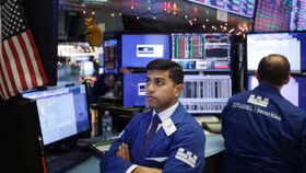 Phố Wall lao dốc vì AI, giá dầu bật tăng 2% trước căng thẳng Mỹ - Iran