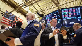 Chứng khoán Mỹ kết phiên trong sắc đỏ, giá dầu tăng nhẹ