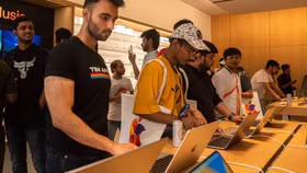 Khách hàng mua sắm tại cửa hàng Apple mới ở New Delhi, Ấn Độ
