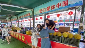 Một quầy chợ buôn bán sầu riêng Việt Nam tại Trung Quốc