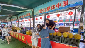 Một quầy chợ buôn bán sầu riêng Việt Nam tại Trung Quốc