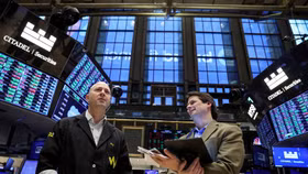 Chứng khoán Mỹ tăng điểm, giá dầu chạm mức thấp nhất trong 2 tuần