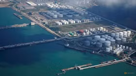 Các thùng dầu và khí đốt tại một kho dự trữ ở cảng Chu Hải, Trung Quốc