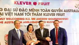 Tổng giám đốc Nguyễn Xuân Hải và đại diện Klever Fruit chụp ảnh kỉ niệm với Đại sứ Australia tại Việt Nam Andrew Goledzinowski và Tham tán Thương mại và Đầu tư Australia tại Việt Nam Christopher Morley