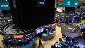 Phố Wall khởi sắc nhờ thỏa thuận thương mại Mỹ - Anh, giá dầu “nhảy vọt” 3%