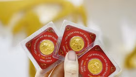 Giá vàng bất ngờ giảm sát ngày vía Thần Tài, người “ôm vàng” đứng ngồi không yên