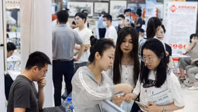 Sinh viên Trung Quốc kìm hãm ước mơ nghề nghiệp, nhận công việc tạm thời của chính phủ 