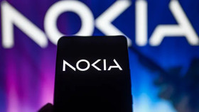 Logo mới của Nokia được hiển thị trên điện thoại di động.