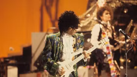 Cố ca sĩ Prince mặc chiếc áo sơ mi trong buổi biểu diễn