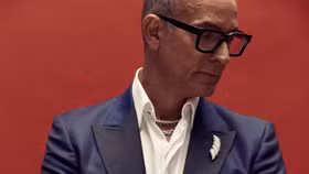 Phó Chủ tịch Trang sức của Sotheby, Frank Everett đeo Vòng cổ Shaun Leane, Vòng cổ David Yurman, Trâm cài Belperron, Vòng tay Bạch kim và Kim cương, Nhẫn Shaun Leane 