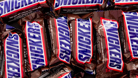 Thanh kẹo Snickers được sản xuất bởi Mars.