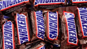 Thanh kẹo Snickers được sản xuất bởi Mars.