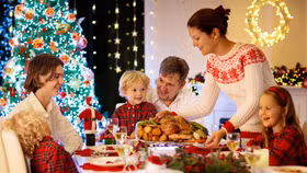 Hình ảnh gia đình tại Châu Âu thưởng thức bữa tối Giáng sinh