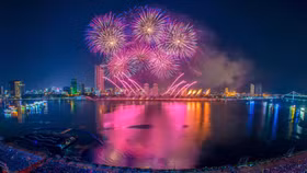 Chỗ ngồi trên khán đài mỗi mùa Lễ hội Pháo hoa quốc tế Đà Nẵng luôn trong tình trạng “chật kín” người xem