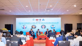 Các diễn giả thảo luận về chiến lược phát triển khoa học và công nghệ 4.0 cho Đồng bằng sông Cửu Long