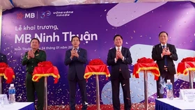 Các đại biểu cắt băng khai trương Chi nhánh MB Ninh Thuận