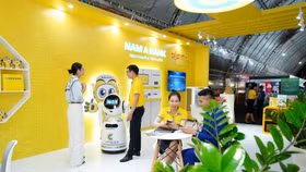 Khách hàng trải nghiệm không gian giao dịch số Nam A Bank