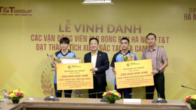 Doanh nhân Đỗ Quang Hiển trao thưởng cho các vận động viên CLB bóng bàn Hà Nội T&T đạt thành tích xuất sắc tại SEA Games 32