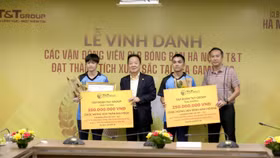 Doanh nhân Đỗ Quang Hiển trao thưởng cho các vận động viên CLB bóng bàn Hà Nội T&T đạt thành tích xuất sắc tại SEA Games 32