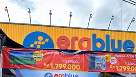 Đại diện Erablue và Thế Giới Di Động kỷ niệm cột mốc cửa hàng thứ 50 tại Indonesia 